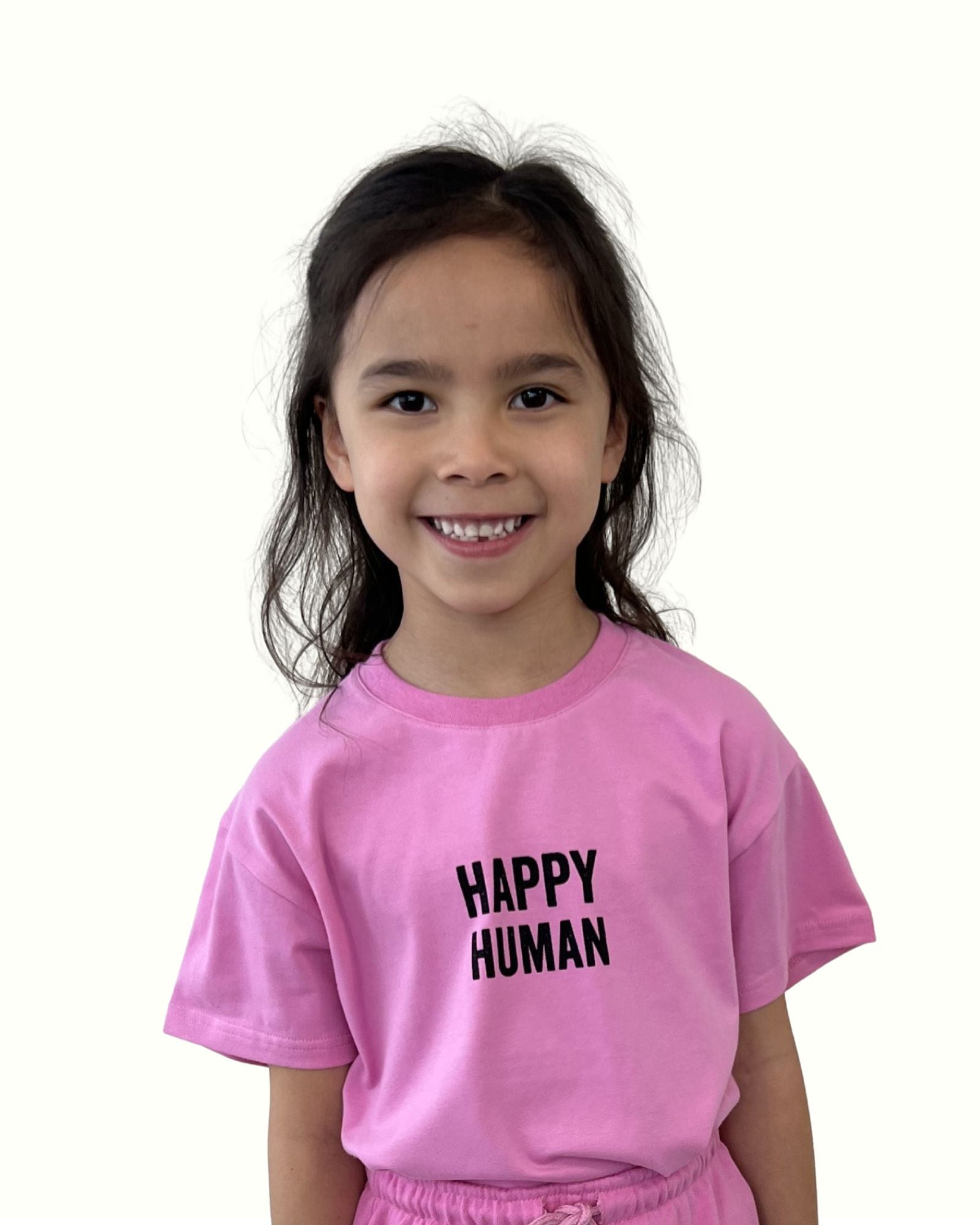 this happy human t-shirt in organic cotton by cos i said so is a best seller since many years because of the quote and the high quality and durability,
here the girl model is showing the happy human tee in fuchsia