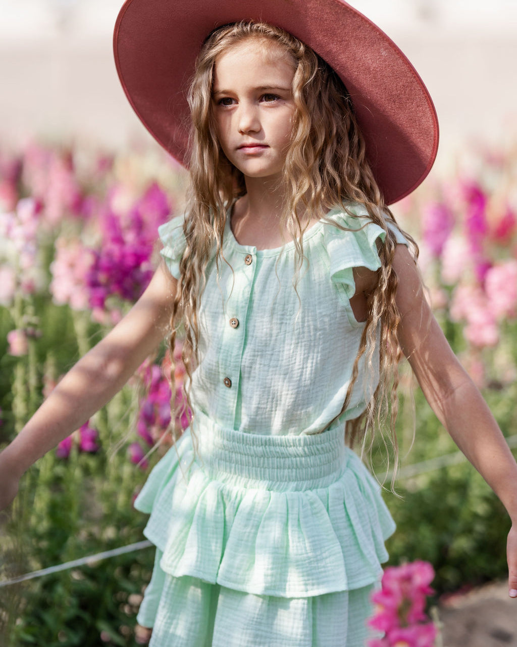 girl model wearing the Lilou shirt in mint with the Lila skirt in mint