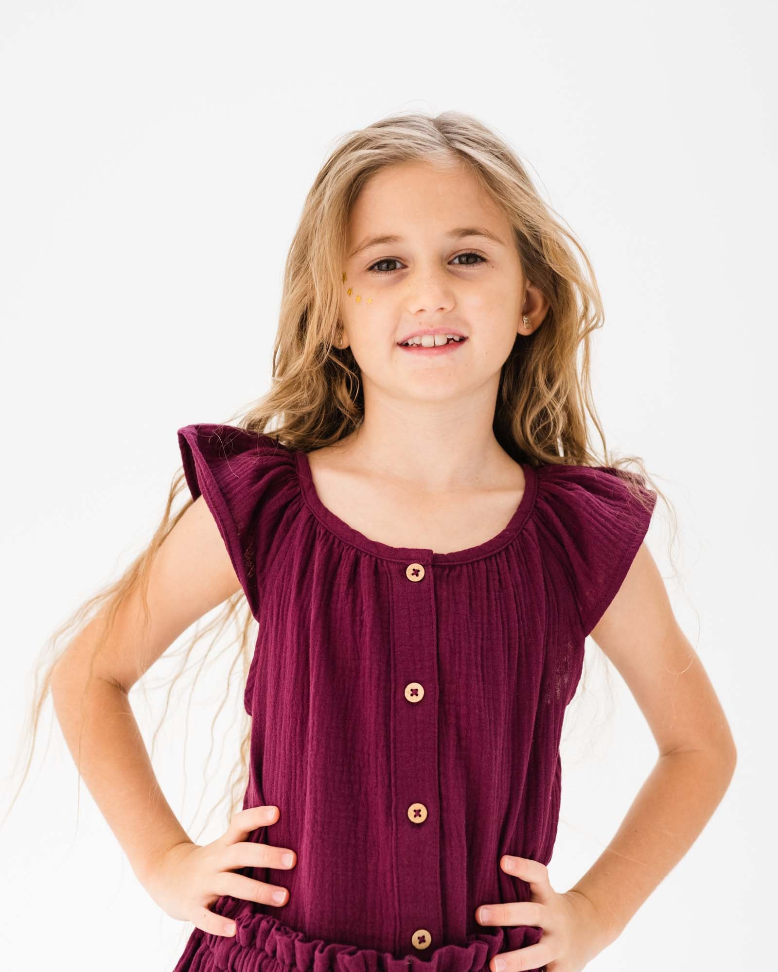 girl model showing the Lilou top in aubergine