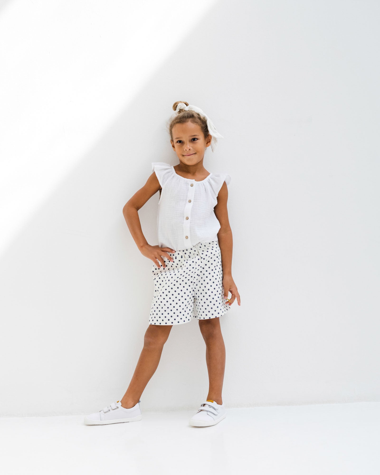 girl model wearing the Lilou top in white