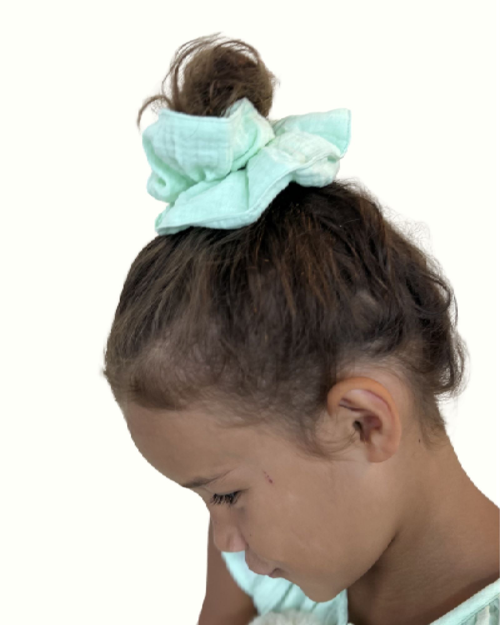 girl model showing the scrunchie by Les Vedettes in mint muslin cotton
