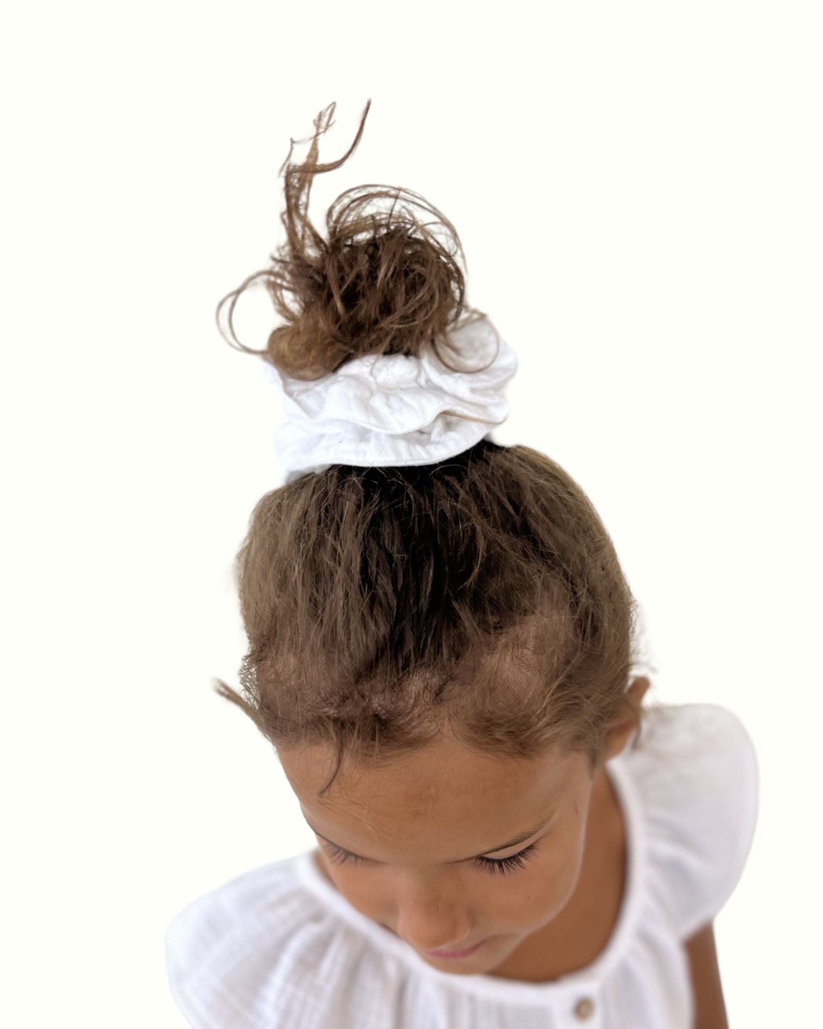 girl model showing the scrunchie by Les Vedettes in white muslin cotton