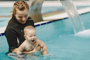 How to Know When to Take Your Newborn Baby Swimming?