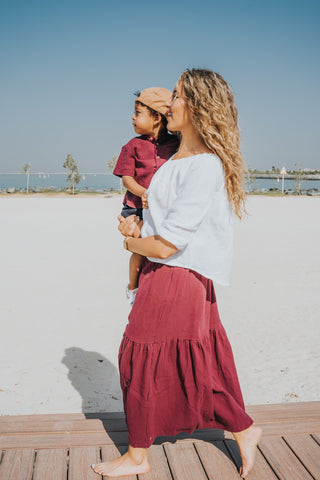 This maxi skirt is a long skirt in muslin cotton and comes in aubergine which is between dark red and dark purple. This long skirt from Les Vedettes comes with a strap in the waist.