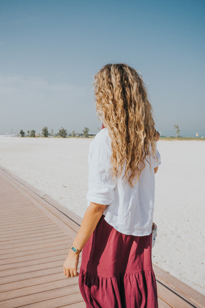 Women's cropped top with 3/4 sleeves, easy to combine with high waist pants or skirts. This white top comes in white muslin cotton.