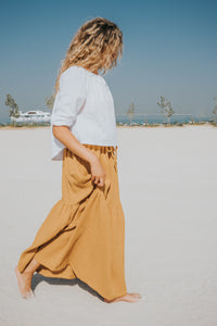 Women's cropped top with 3/4 sleeves, easy to combine with high waist pants or skirts. This white top comes in white muslin cotton.