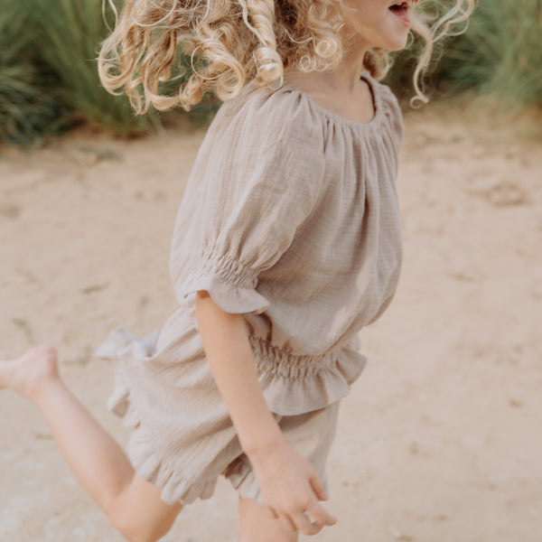 comfy-grils-outfit-beige-muslin-cotton-summerstyle-frilled-shorts-puffed_sleeve_top-Les_Vedettes