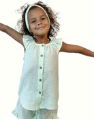 girl model is showing the Lilou shirt in mint by Les Vedettes