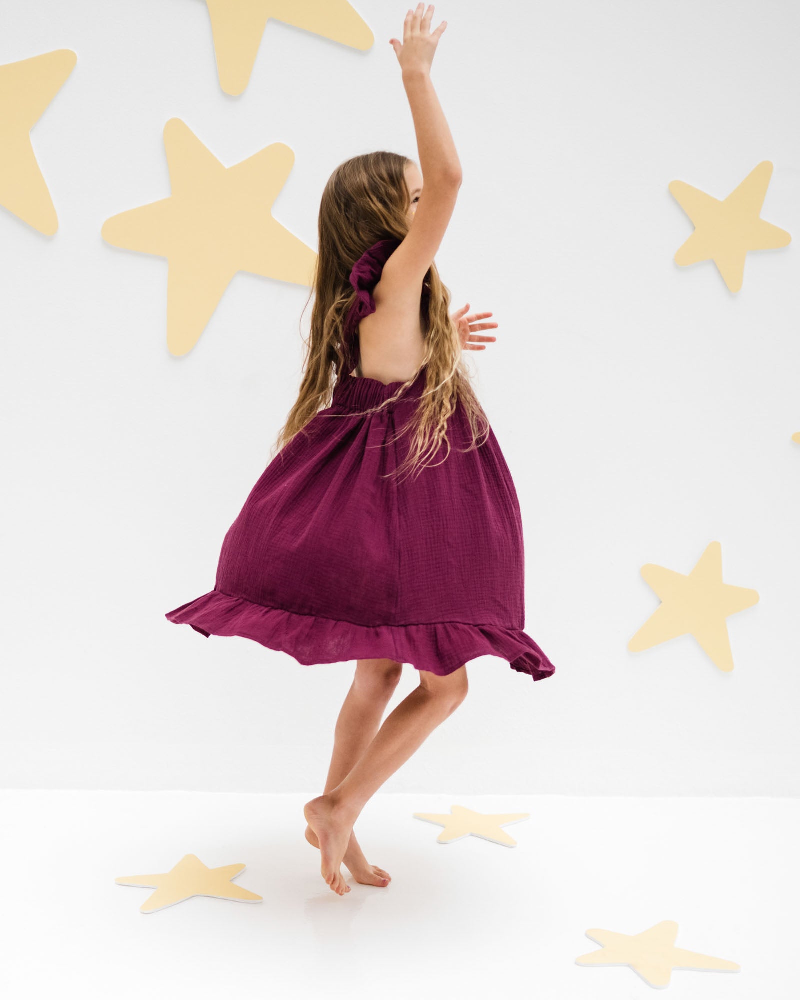 girl model showing the right side of the river dress in aubergine muslin cotton