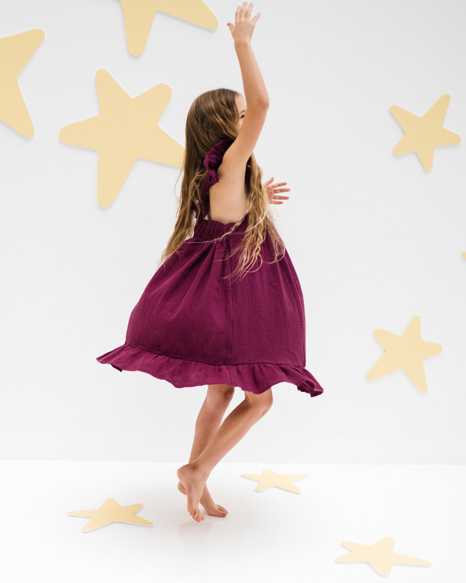 girl model showing the right side of the river dress in aubergine muslin cotton
