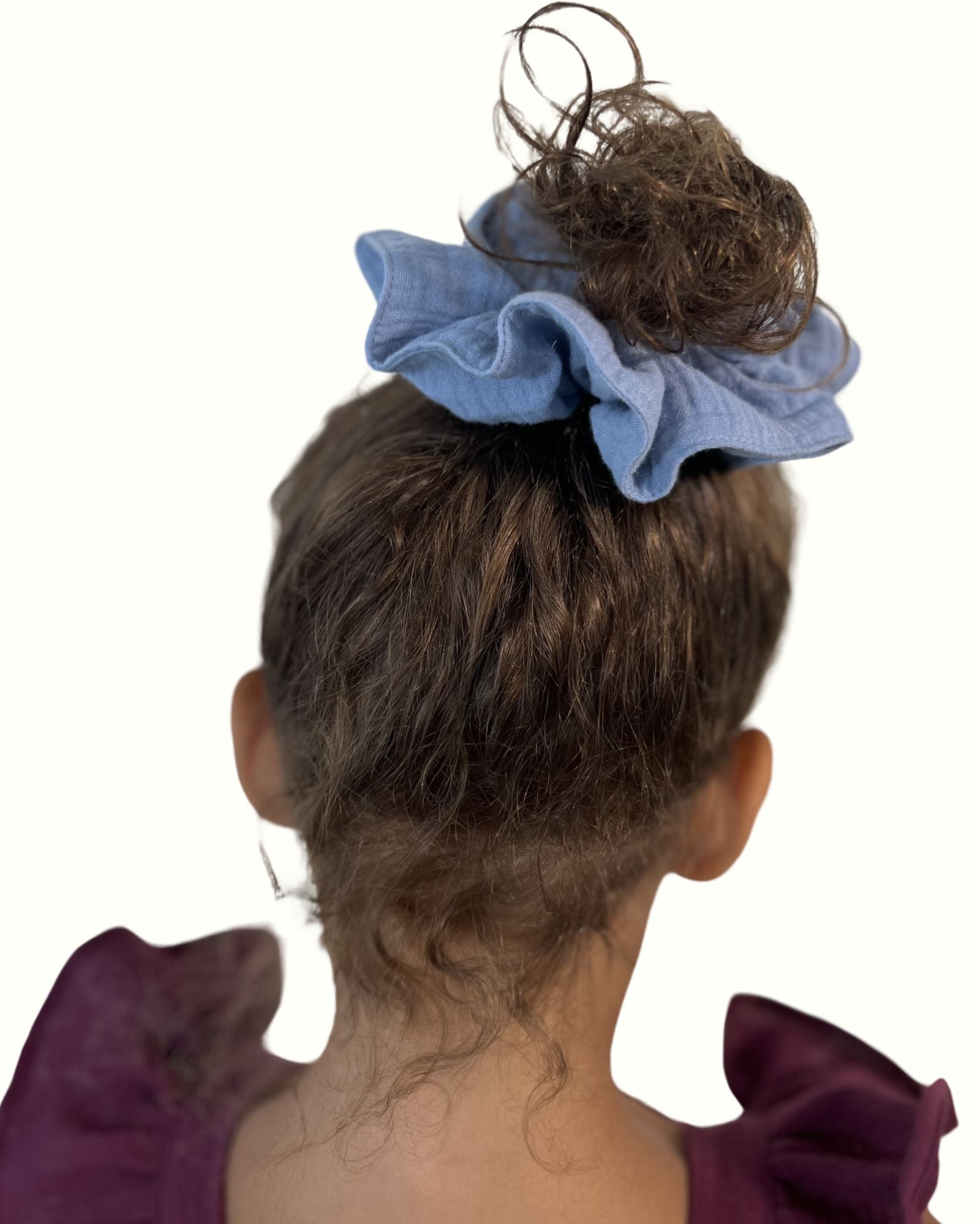 girl model showing the scrunchie by Les Vedettes in cloudy blue muslin cotton