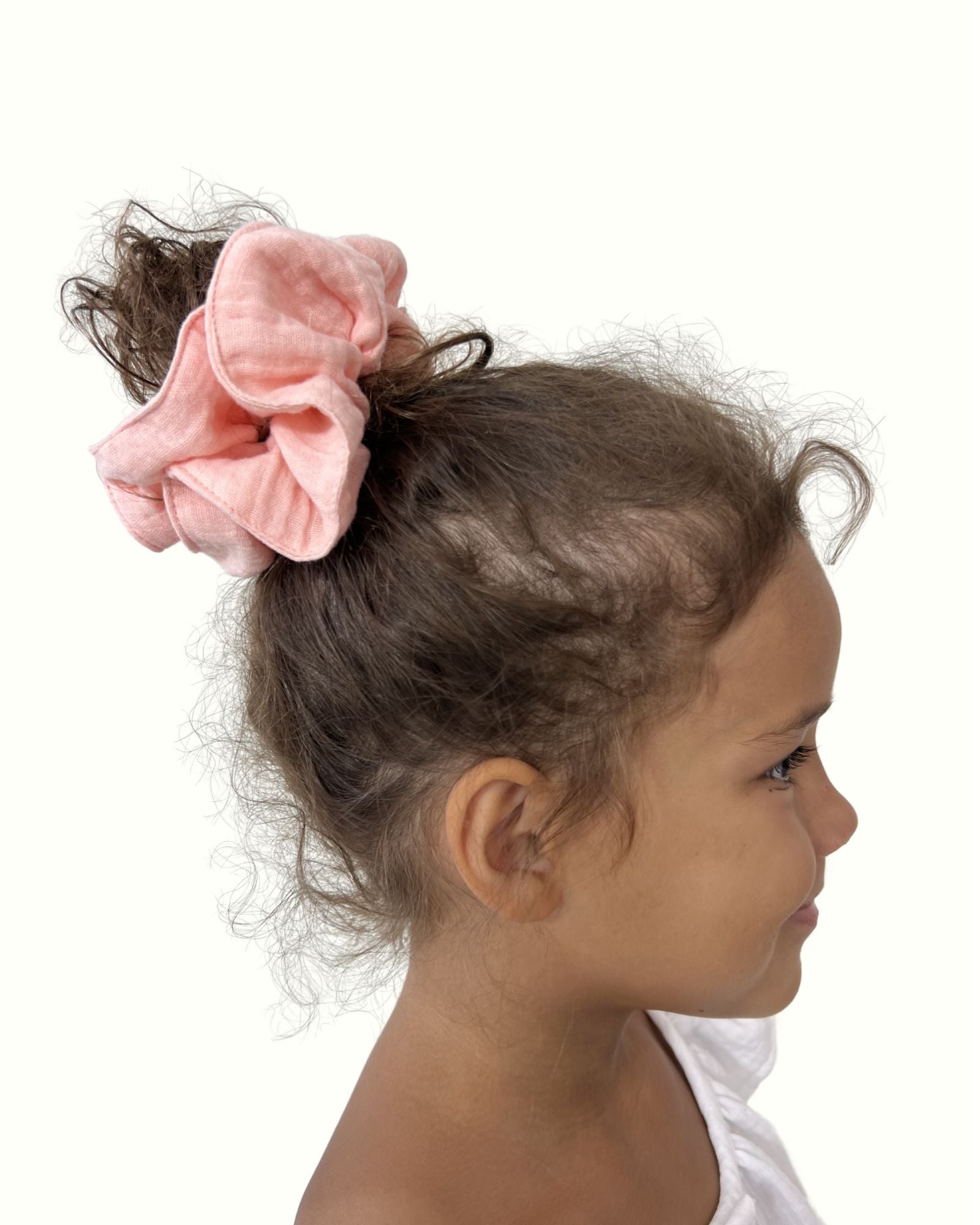 girl model showing the scrunchie by Les Vedettes in peach muslin cotton